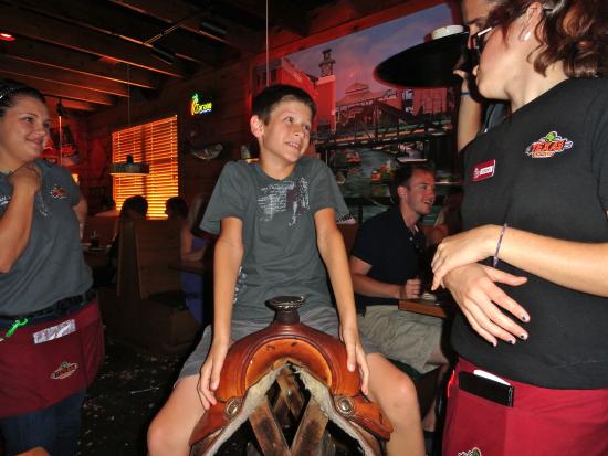 Texas-Roadhouse-Saddle-Celebration